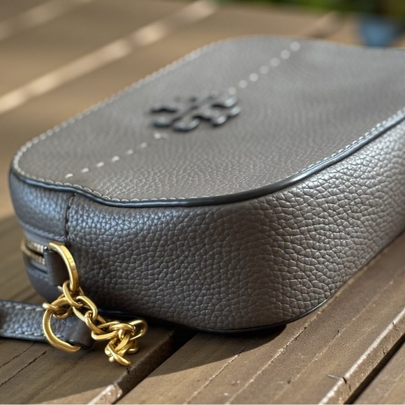 TORY BURCH Pebbled Leather Camera Bag in Silver Maple - Picture 7 of 11